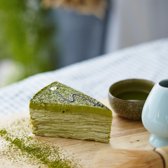 un trozo de tarta de matcha